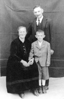 /album/theresie-ottopal/josef-8-mit-eltern-jpg/